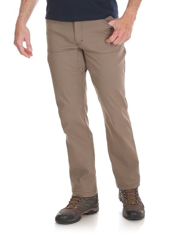 Pantalon textil color cafè claro repelente al agua, marca Wrangler para caballero.